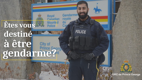 Un policier debout devant un poste de police avec les mots « Êtes vous destiné à être gendarme  ? » écrit à côté de lui.