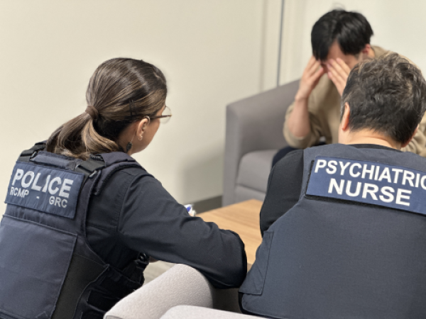 policier et infirmière psychiatrique parlant à un homme avec la tête dans les mains