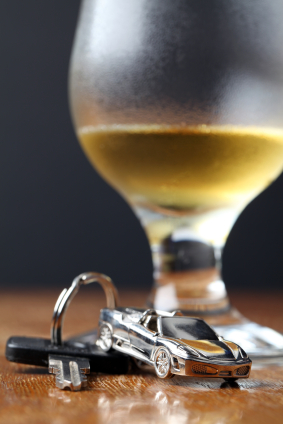 Photo de clés de voiture et d'un verre de bière