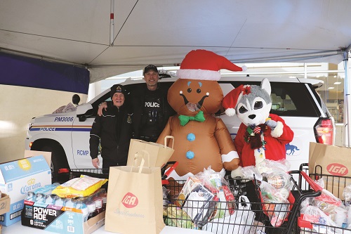 Chaplain Rukin, Cst. Lauritsen and mascots at Cram the Cruiser event