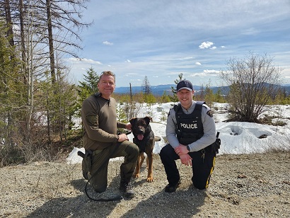 Thumbnail photo of police officers and police dog