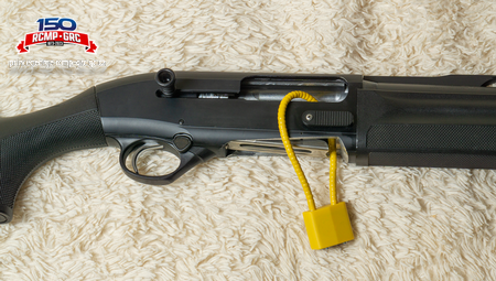 Photo d’une carabine avec un verrou à câble installé de façon appropriée.