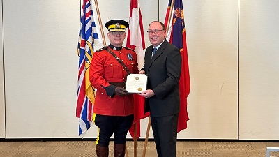 L’employé municipal Justin Hazard reçoit la Mention élogieuse du commandant de l’unité pour son rôle au moment de la fusillade de masse de Penticton en 2019.