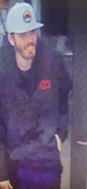 Photo du suspect dans laquelle il porte les mêmes vêtements que la dernière fois qu’il a été vu.